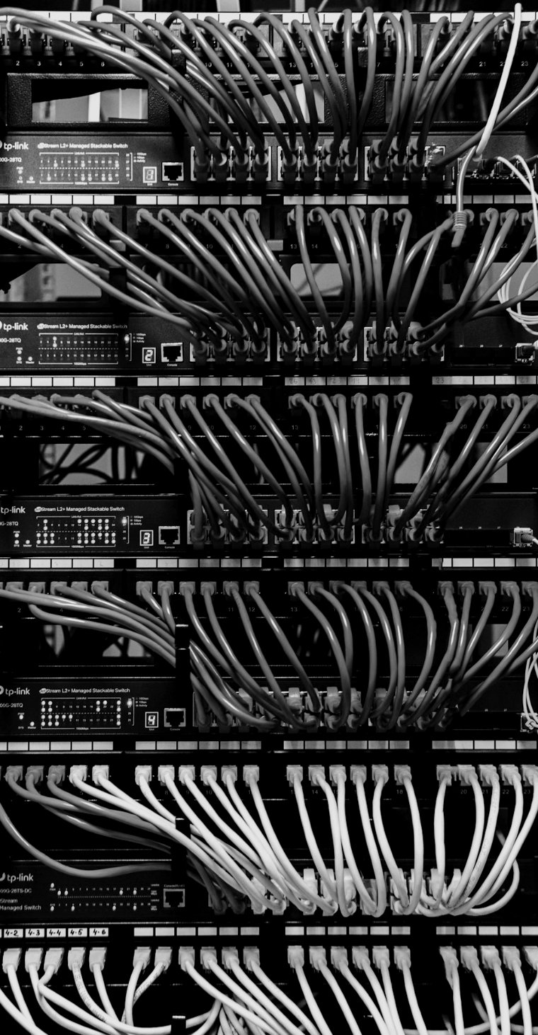 Network patch panel with structured cabling